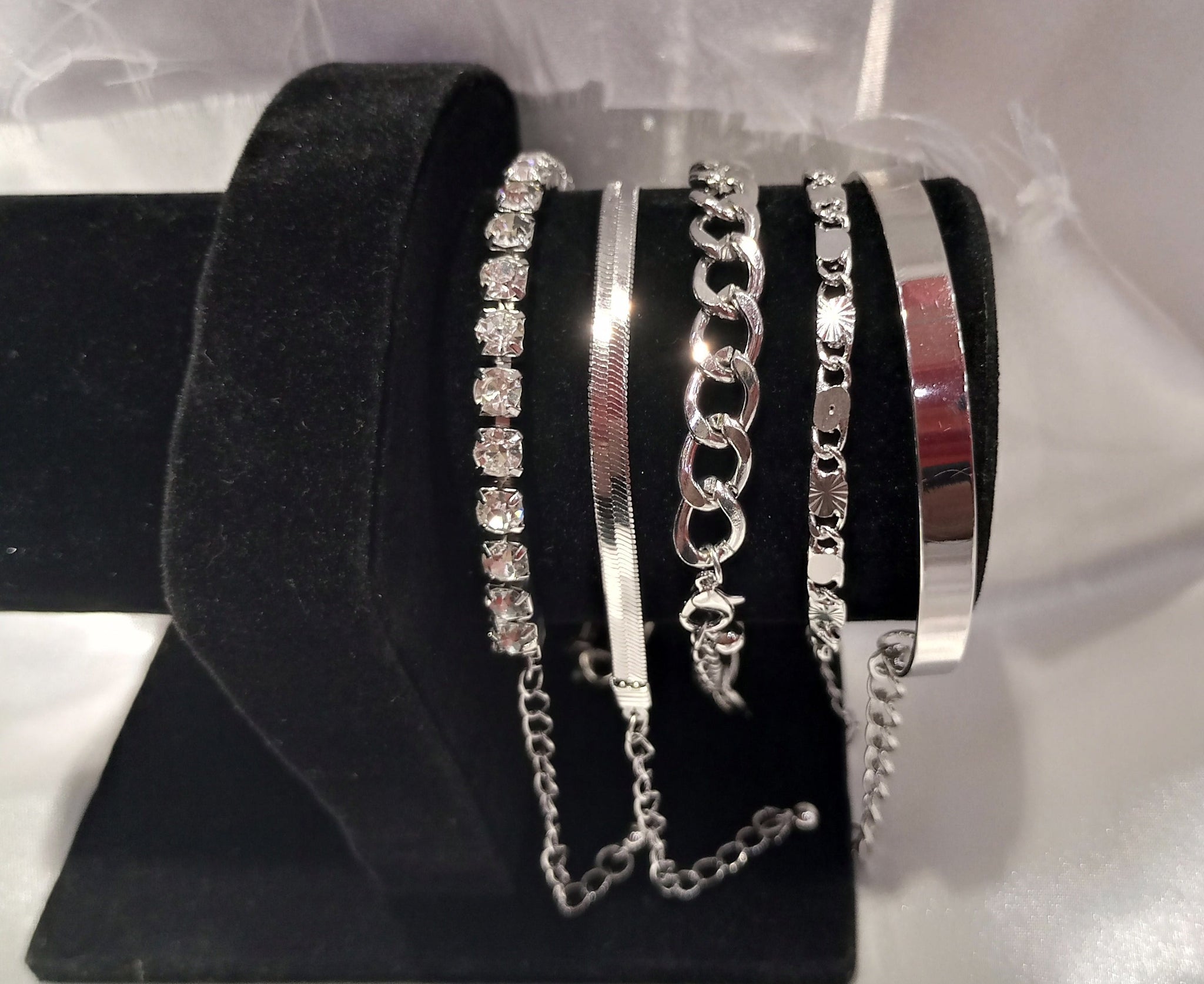 Exclusive chic wear bangle set